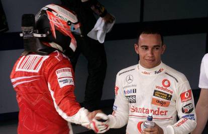 Lewis Hamilton poludio od dosade u serijskom autu