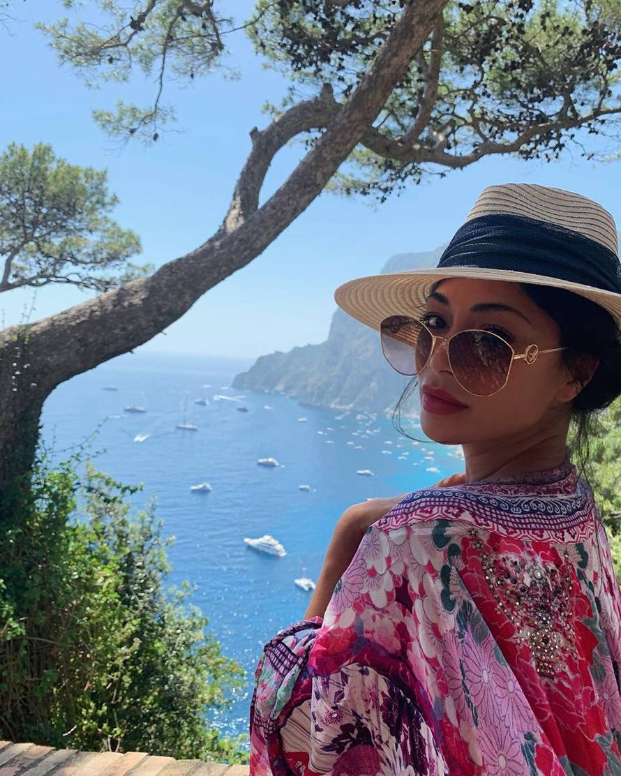 Ponovno okuplja bend i fanove 'časti' golišavim fotografijama