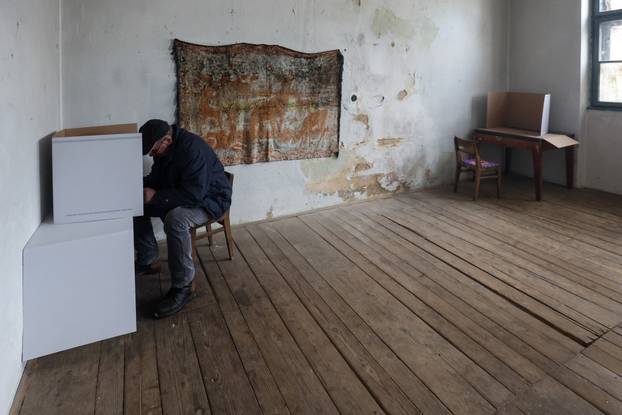 Škola u Željeznom Žumberačkom odavno se ne koristi, ali danas je otvorena zbog izbora
