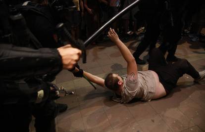 FOTO Srpski specijalac mlati ženu tijekom prosvjeda, MUP: To je izvučeno iz konteksta!