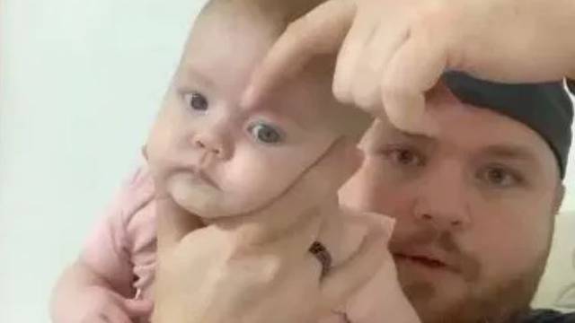 Umorni tata pokazao genijalan trik kako bebu uspavati u trenu