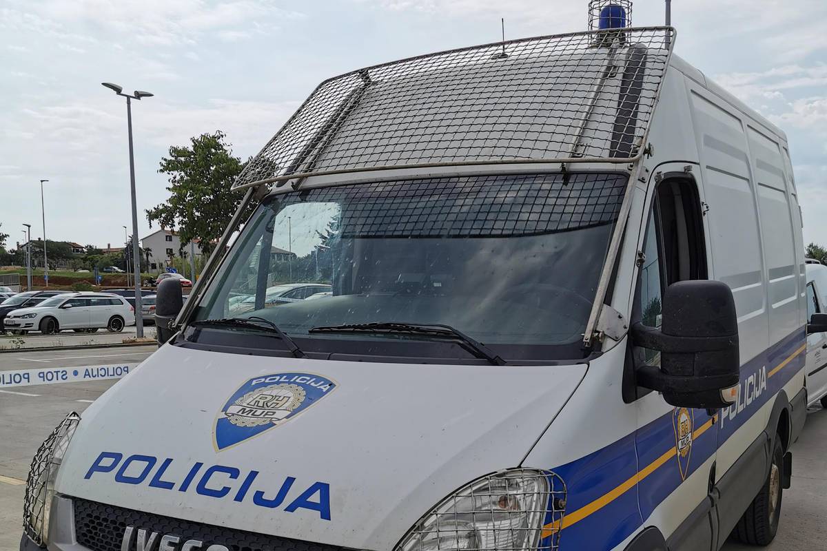 Optužili policajca u Puli: Šakom udarao djevojku u glavu i to nije stavio u službeni izvještaj