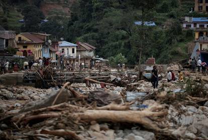 FOTO Katastrofa u Nepalu: Više od 200 mrtvih, poplave i bujice sve gore,  mnogi ostali zatrpani