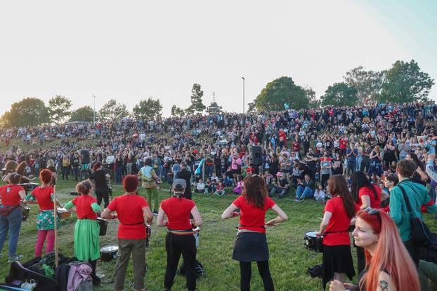 Zagreb: Na savskom nasipu održani su Trnjanski kresovi