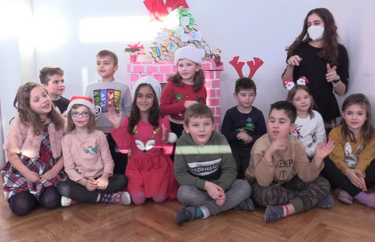 Prvašići iz Šibenika za djecu bez roditelja skupili punu učionicu darova: 'I dalje ćemo pomagati'