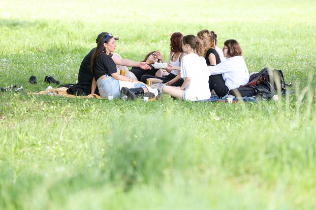 Zagreb: Građani na Jarunu uživali u roštiljanju  i druženju 