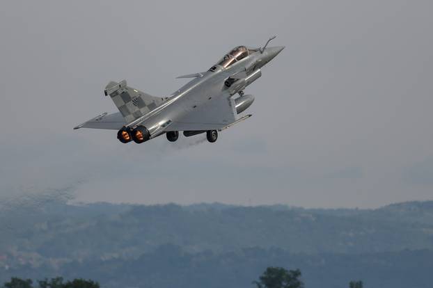 Velika Gorica: Preletom Rafaleima iznad Hrvatske piloti HRZ-a izrazili su zahvalnosti i poštovanje prema svim sudionicima VRO "Bljesak"