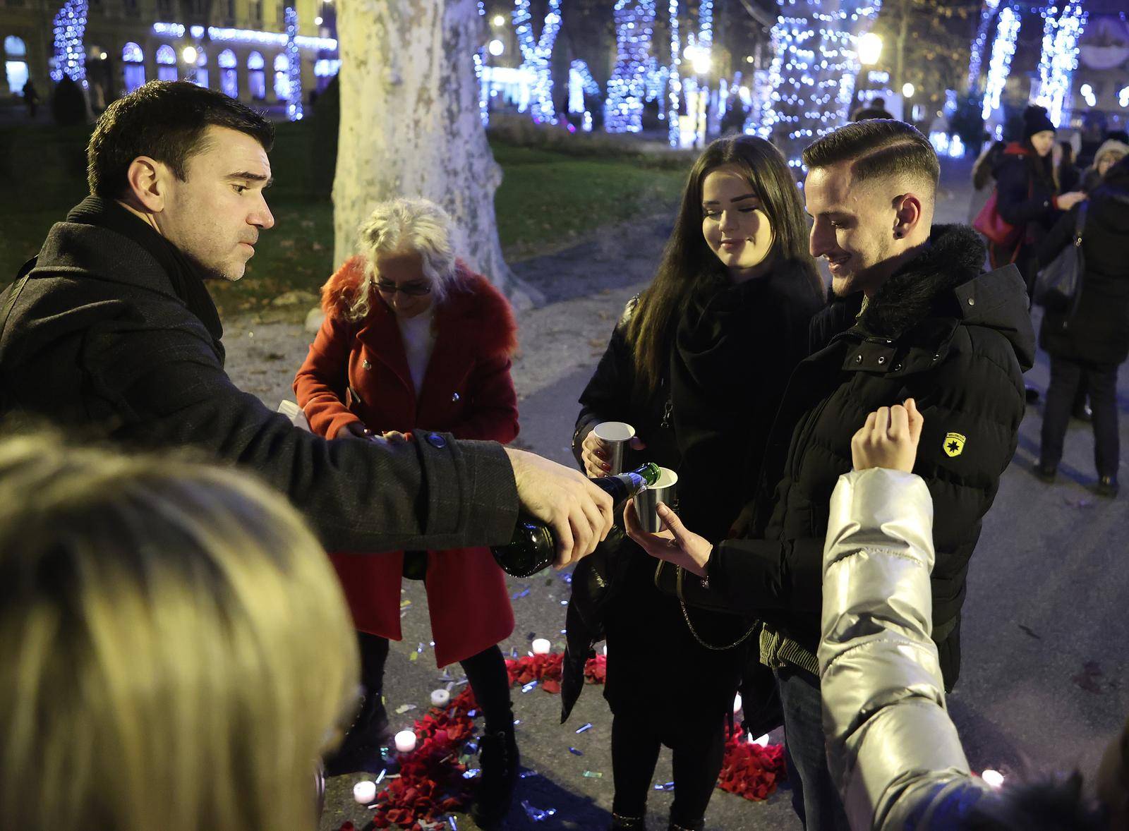 Romantična prosidba na zagrebačkom Adventu, uz latice i svijeće zaprosio djevojku na Zrinjevcu 