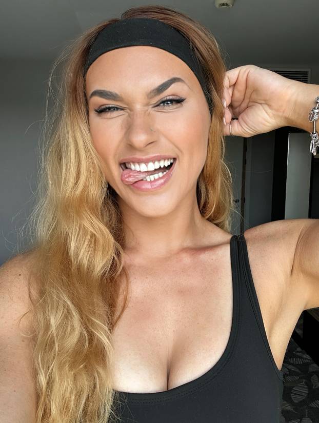 FOTO Ona može sve! Bacala je kuglu pa postala 'kraljca leda', a sjajnom figurom golica maštu