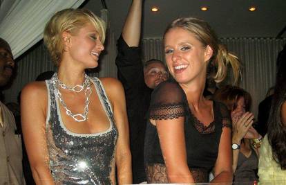 Paris i Nicky Hilton pijane poharale Las Vegas