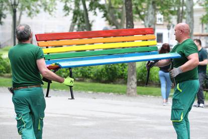 Djelatnici Zrinjevca ponovno obojili duginu klupu te ju vratili na njeno mjesto u park