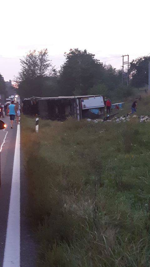 Tegljač pao na auto: Jedan je poginuo, dvoje teško ozlijeđeni