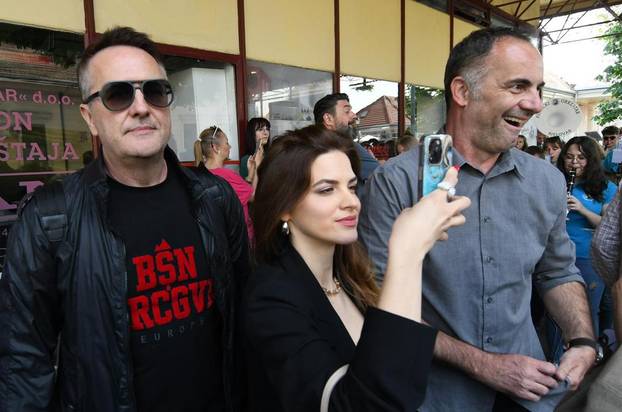 Bjelovar: Glumci u sklopu BOk festivala sami su bili eksponati u izlogu namještaja San