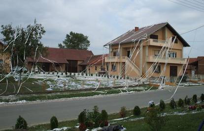 Dobio sina, pa mu kuću 'ukrasili' trakama i perjem