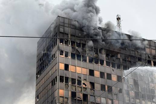 Vjesnikov neboder gori satima. Padale su krhotine, snimke su strašne: 'Gašenje će potrajati'