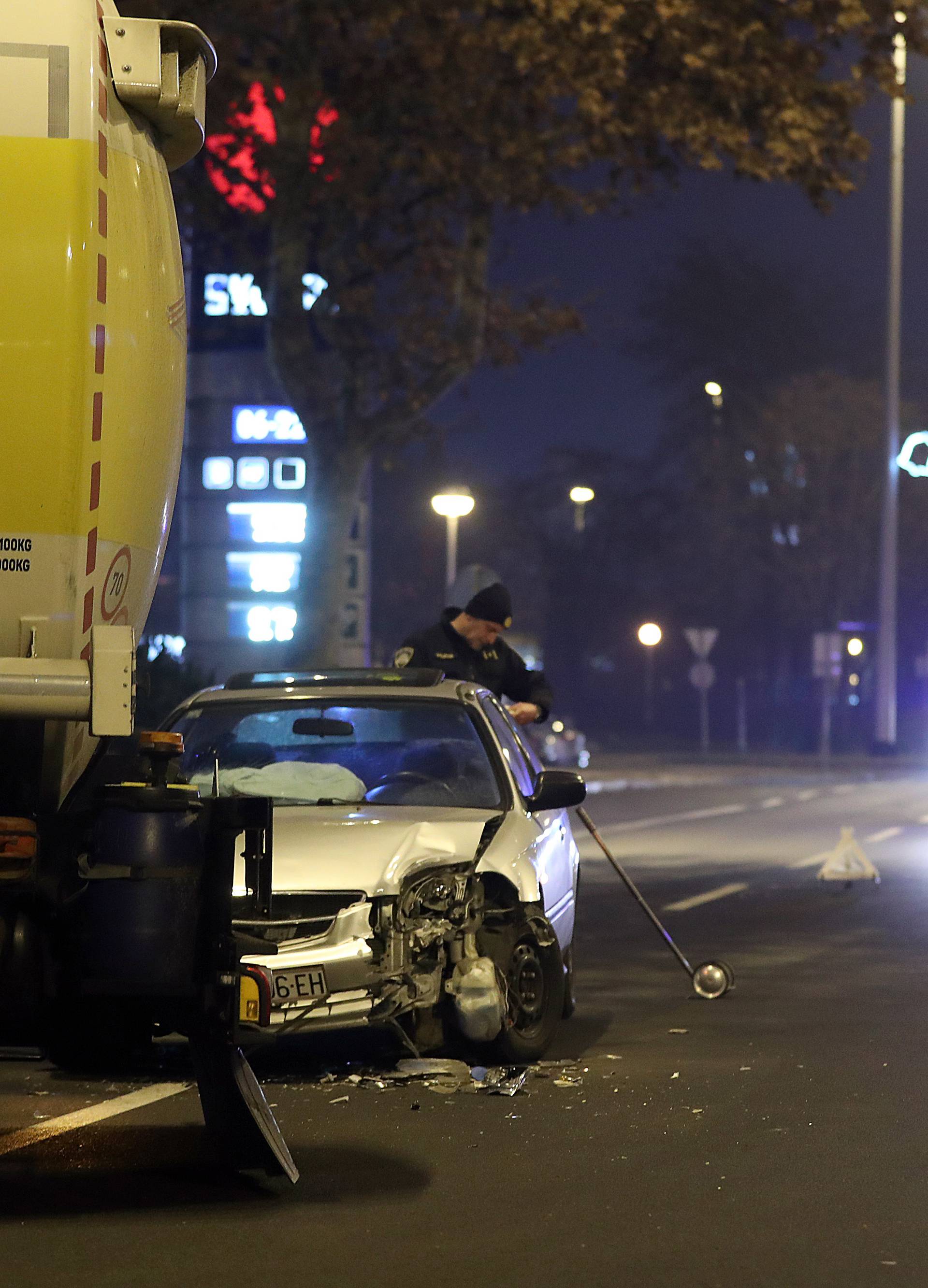 Sudar u Zagrebu: Automobil se zabio u cisternu na benzinskoj