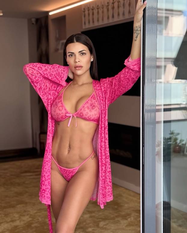 FOTO Zaljubljena je u sebe: 'Dečko mi ne treba, dovoljno mi je pogledati se u ogledalo'