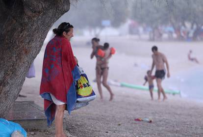 Kratki pljusak praćen vjetrom otjerao je kupače s plaže Žnjan