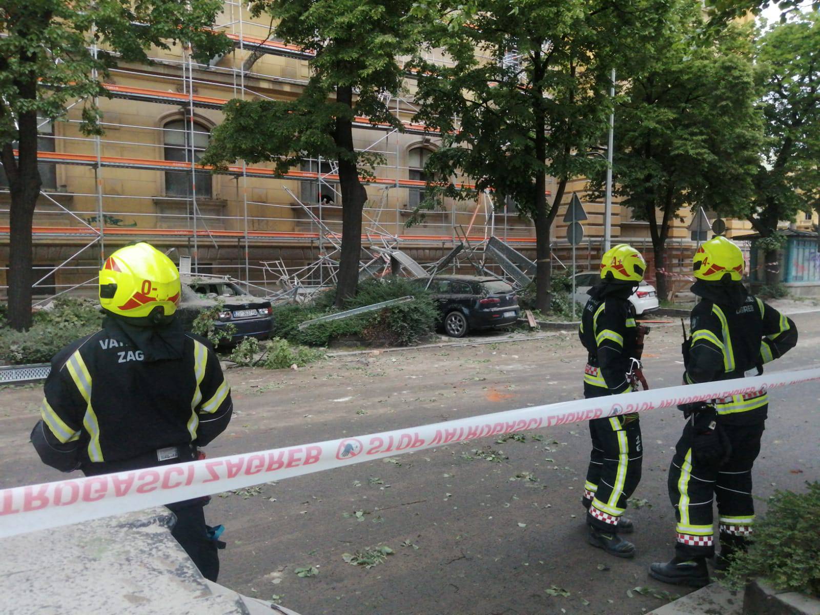 VIDEO Drama u Zagrebu! Urušio se dio zgrade. 'Radnici su trčali, porazbijalo je parkirane aute'