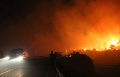 Lokalizirali požar blizu Omiša: Širenje spriječio veliki maslinik