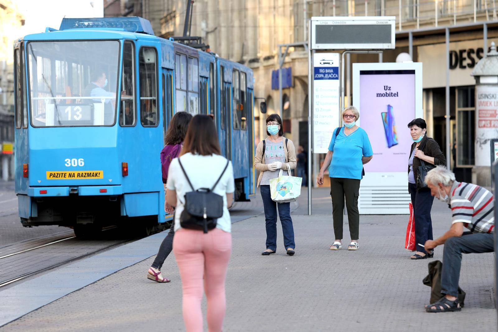 Zagreb: Prvi puta nakon prekida prometa zbog pandemije i potresa tramvaji voze centrom grada