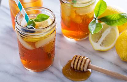 Ledeni čaj napravite od voća i omiljenog čaja, dodajte i meda