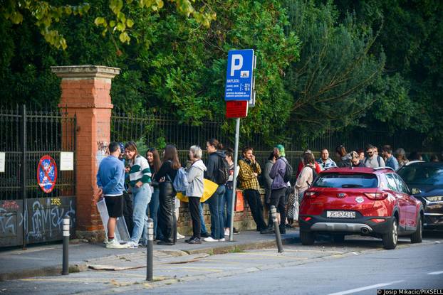 Zagreb: Veliki interes izazvala je godišnja rasprodaja viška biljaka u Botaničkom vrtu