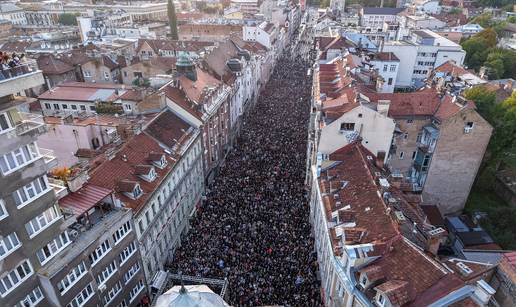 FOTO Tisuće ljudi na ulicama Sarajeva, grad pjeva i plače