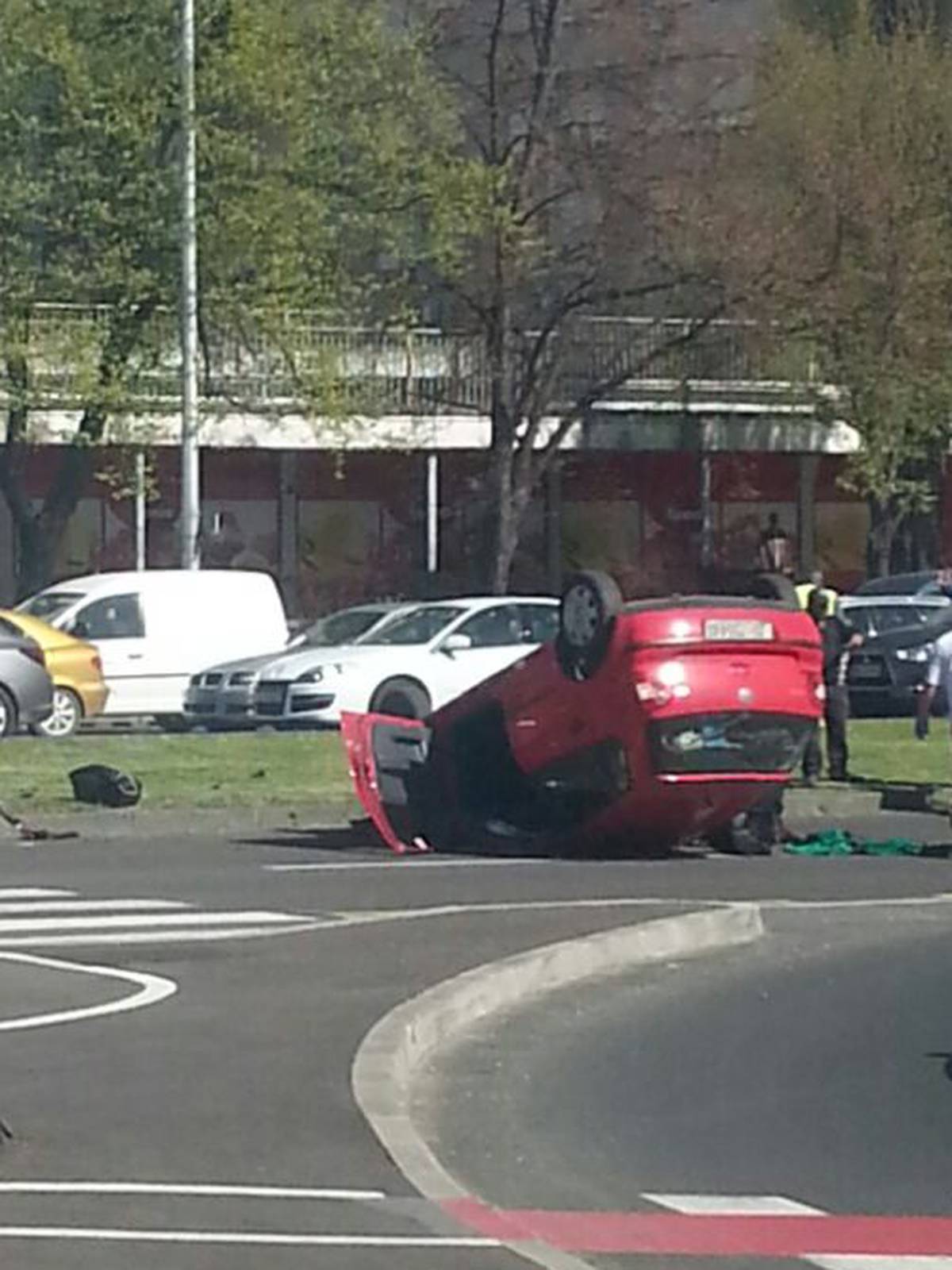 Auto se u sudaru prevrnuo na krov, jedna osoba je ozlijeđena