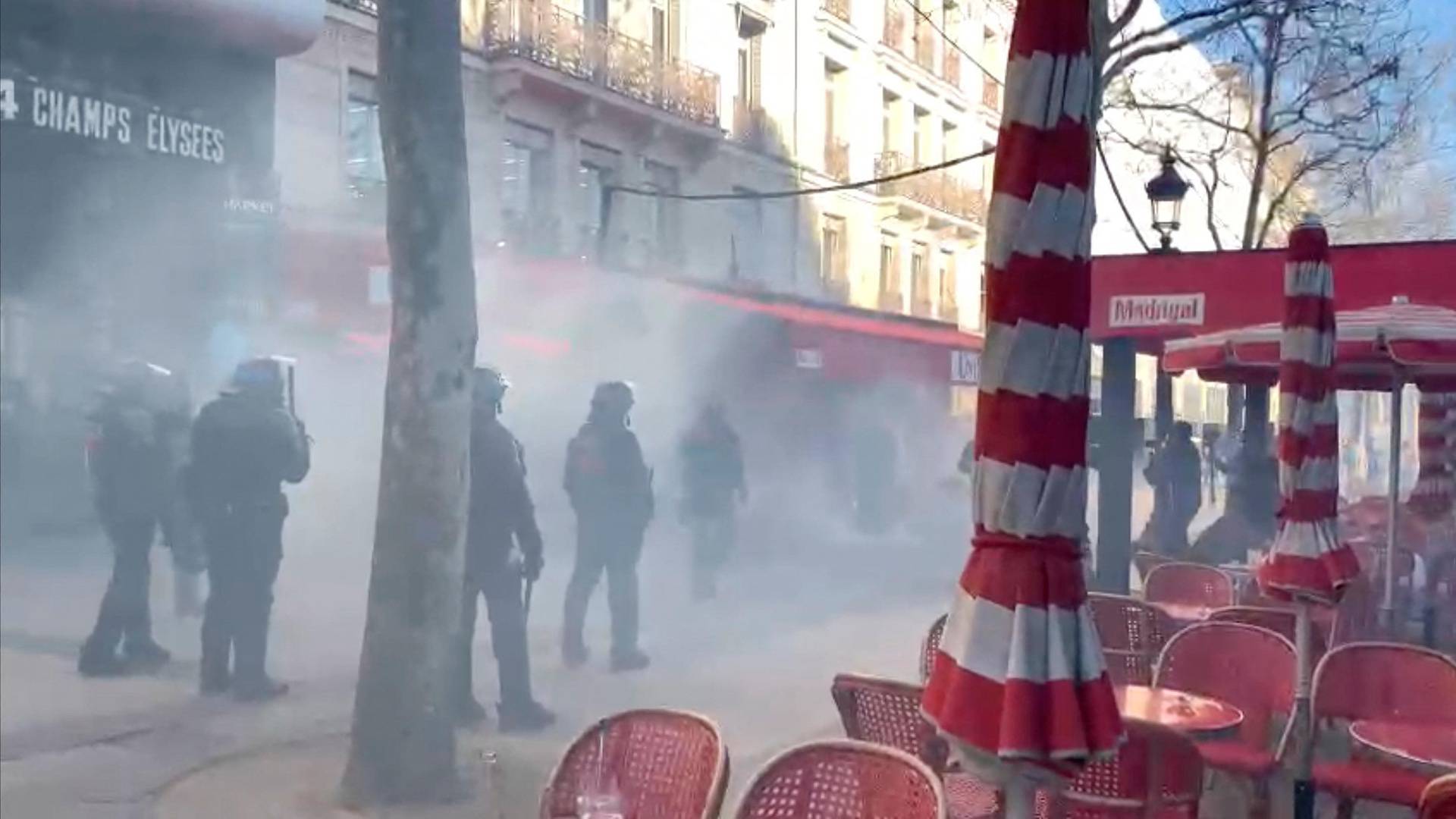 Police disperse COVID protesters in Paris