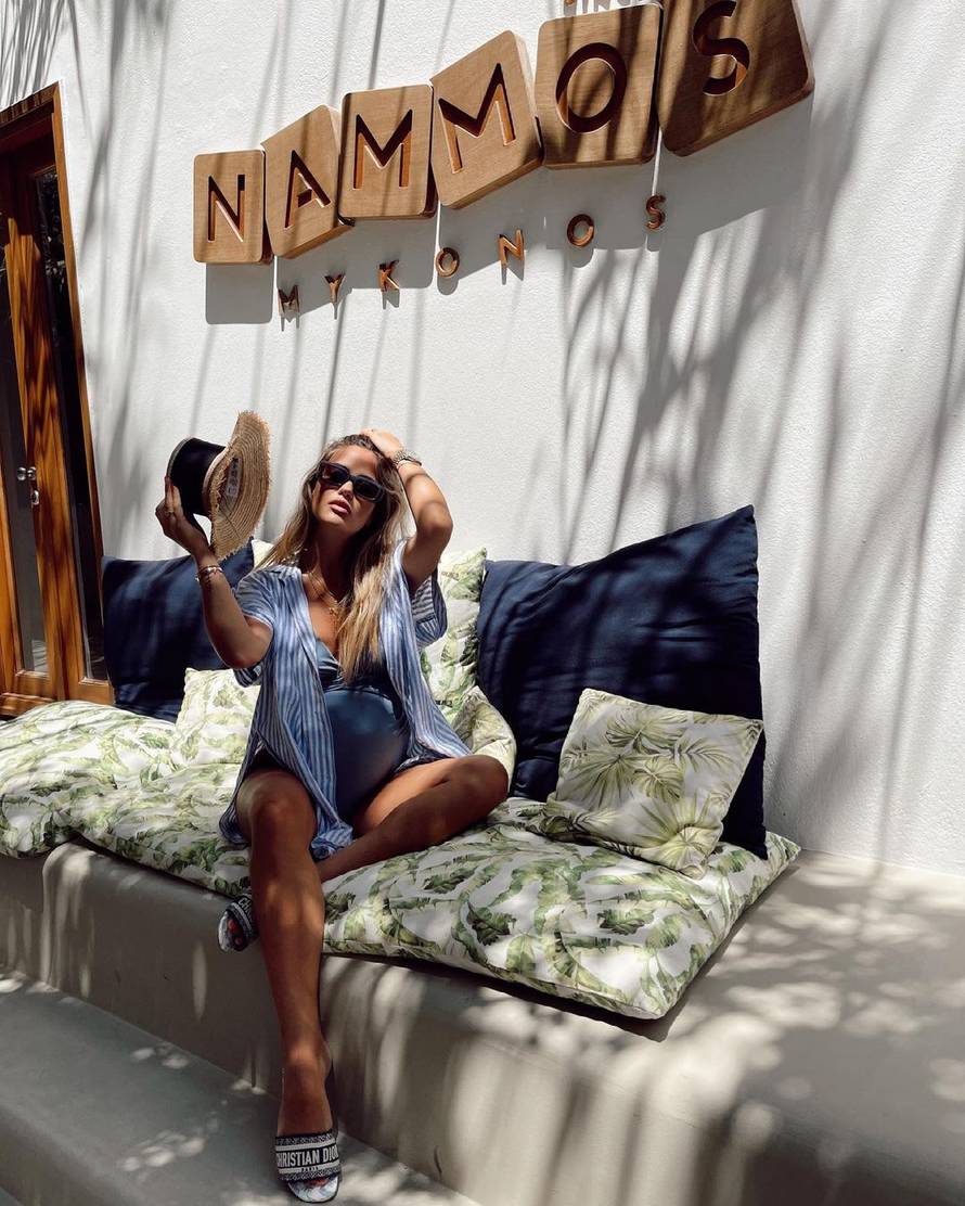 Adriana Đurđević promijenila prezime na Instagramu, a zatim objavila fotke s odmora u Grčkoj