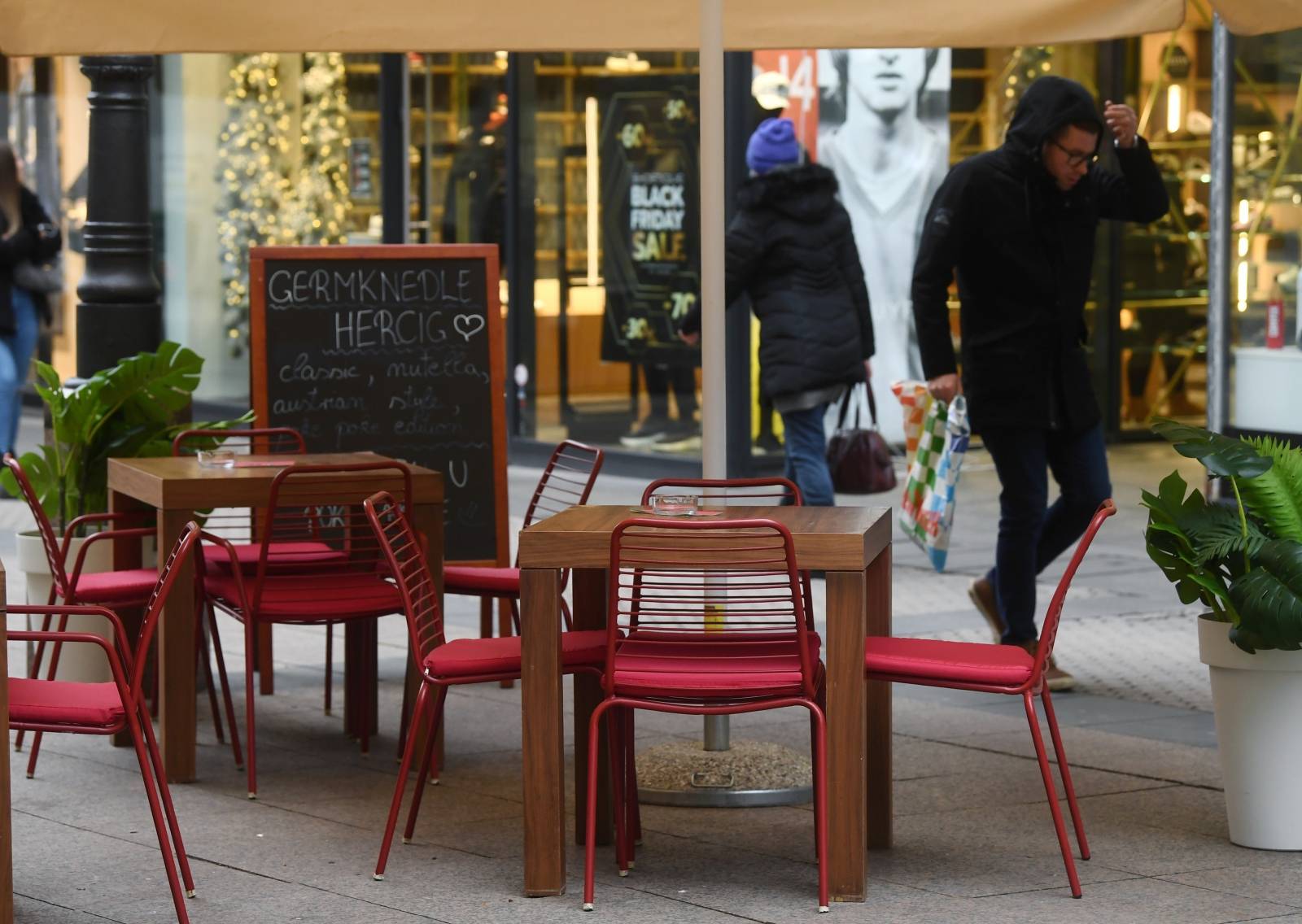 Zagreb: Iako strože mjere započinju sutra, već su danas terase kafića prazne