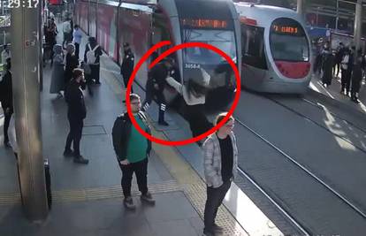 Dramatična snimka iz Turske: Zaštitar u posljednji tren spasio ženu od naleta tramvaja