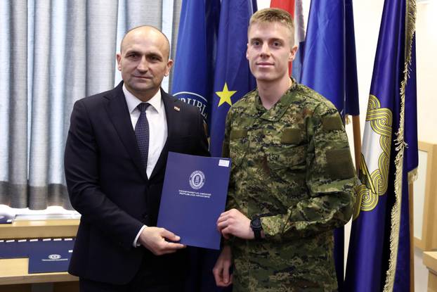 Zagreb: Ministar Anušić uručio ugovore vrhunskim sportašima i pričuvnicima Hrvatske vojske