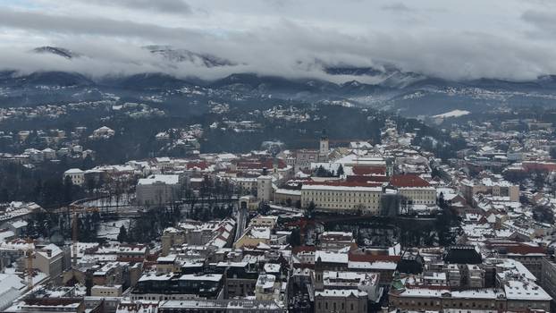 Pogled iz zraka na centar Zagreba prekriven snijegom