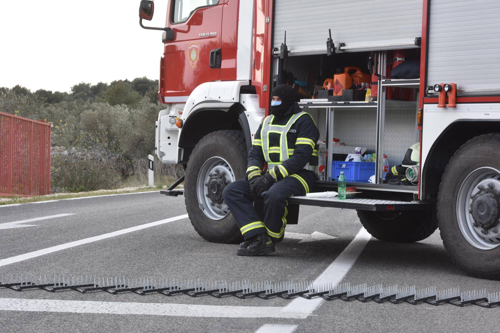 Murter je u karanteni: Na cesti postavljene trake sa šiljcima...