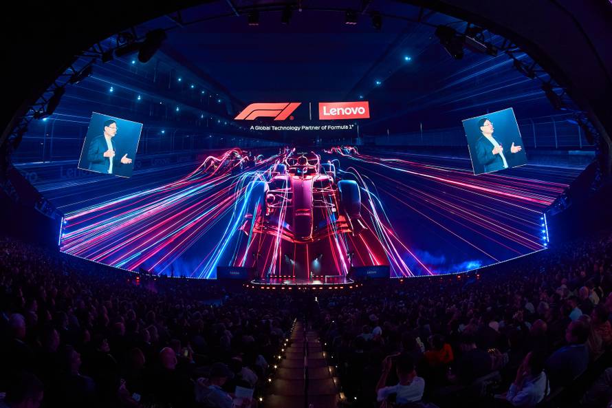 Ovaj laptop ima ekran koji se savija i može vas pratiti po sobi