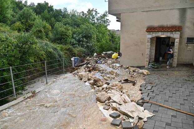 Bujica poplavila Podgoru tijekom jakog kišnog nevremena