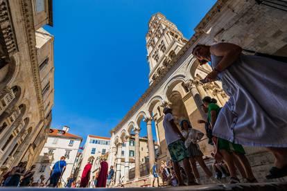 Danas i do 38°C! Turisti guštaju u Splitu. Ali uskoro stiže velika promjena i kraj toplinskog vala!