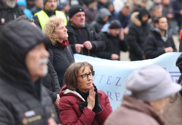 Zagreb: Interventna policija osigurava molitelje na glavnom Trgu