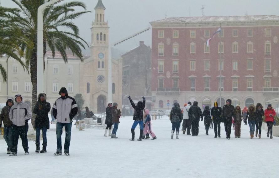 Danas se kuhate, prije 8 godina snijeg zatrpao cijelu Dalmaciju