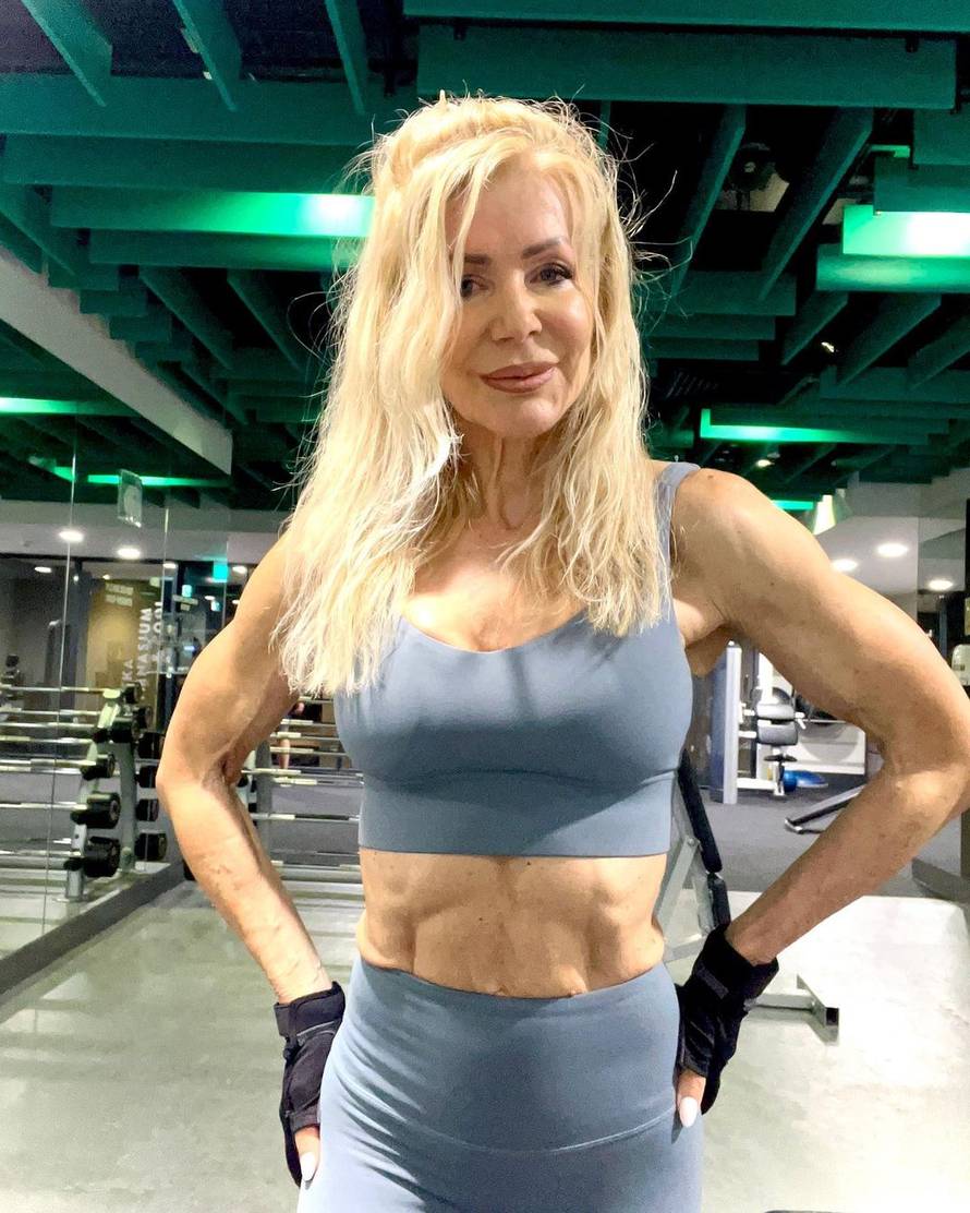 Seksi baka (64) pokazala mišiće u bikiniju i oduševila fanove