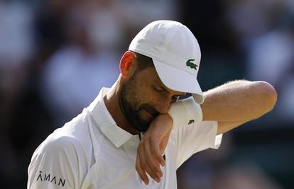 Sinner pomeo Đokovića i izborio finale Wimbledona s Alcarazom! Novaku ukazivali pomoć...