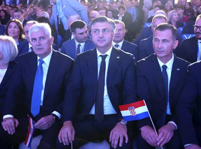 FOTO Ovdje je Plenković postao Milanović, pogledajte tko je sve stigao na veliki sabor HDZ-a