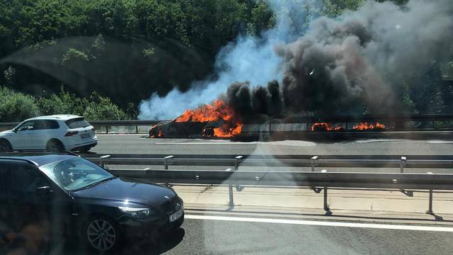 VIDEO Kolone na autocesti, auto u plamenu, zapalio se u vožnji