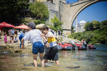 FOTO Brojni turisti rashladili se u Neretvi. U Mostaru i do 42°C