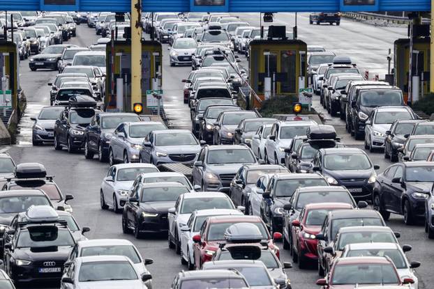 Početak skijaškog tjedna i kraj blagdana uzrok je gužve na graničnom prijelazu Bregana