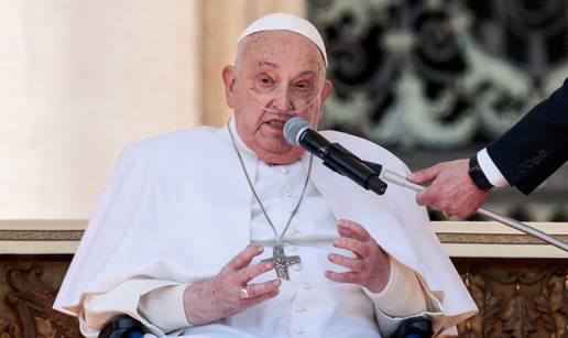VIDEO Papa Franjo na nedjeljnu misu stigao u kolicima. Kratko se obratio okupljenima: 'Hvala'