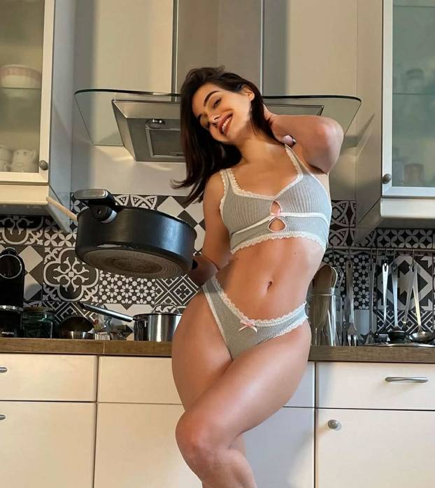 FOTO Seksi stjuardesa otkrila vruću naviku na dugim letovima