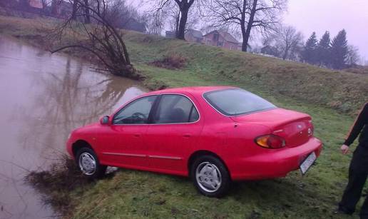 Auto krenuo prema rijeci pa ga je zaustavio panj